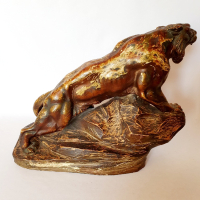 Keramieken leeuw, gesigneerd